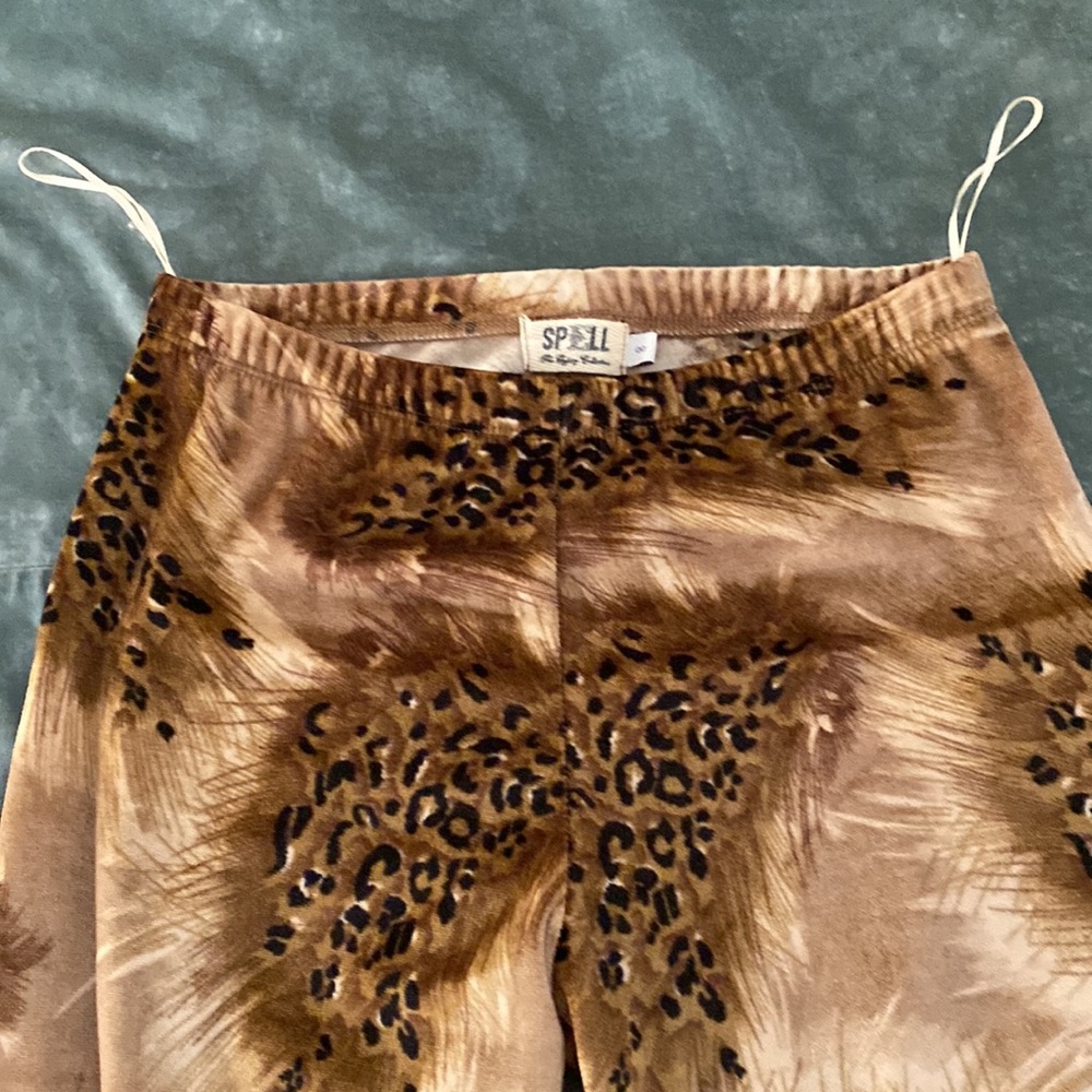 🌺SOLD🌺 Vintage Spell Leggings - Picture 7 of 11